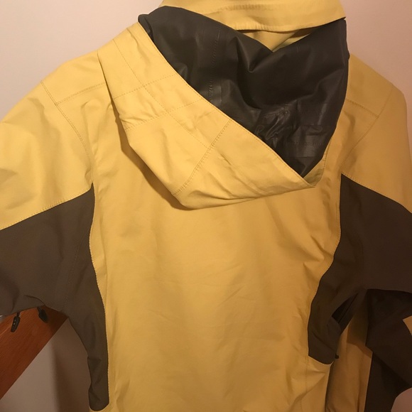 Yellow Nike ACG gore-Tex jacket. - Picture 2 of 4